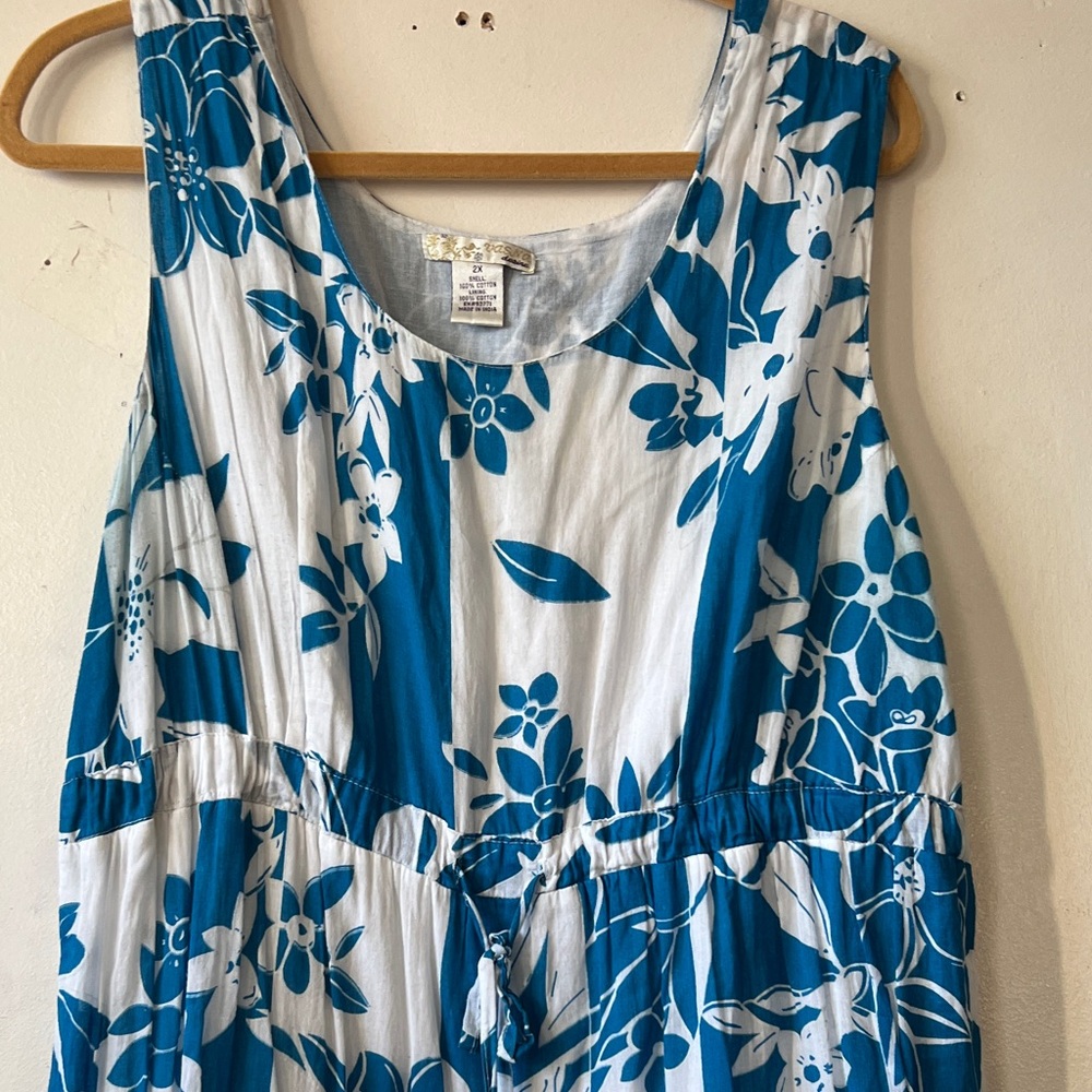 Blue and White Floral Sleeveless Dress 2x., has lining